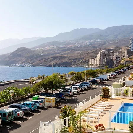 Beachfront With Communal Pool Апартаменты *