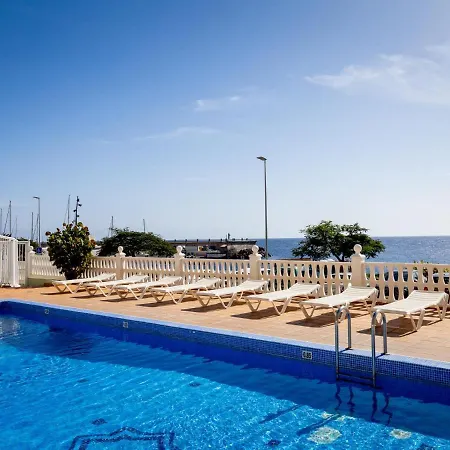 Beachfront With Communal Pool Радазул